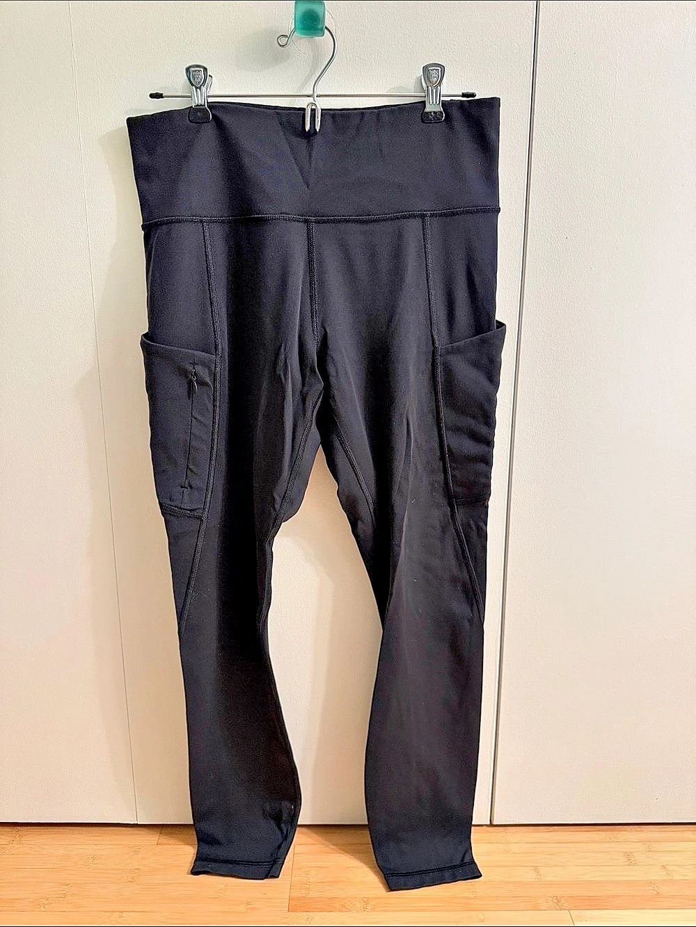 Athleta Salutation Stash Pocket II Tight Black Leggings Medium